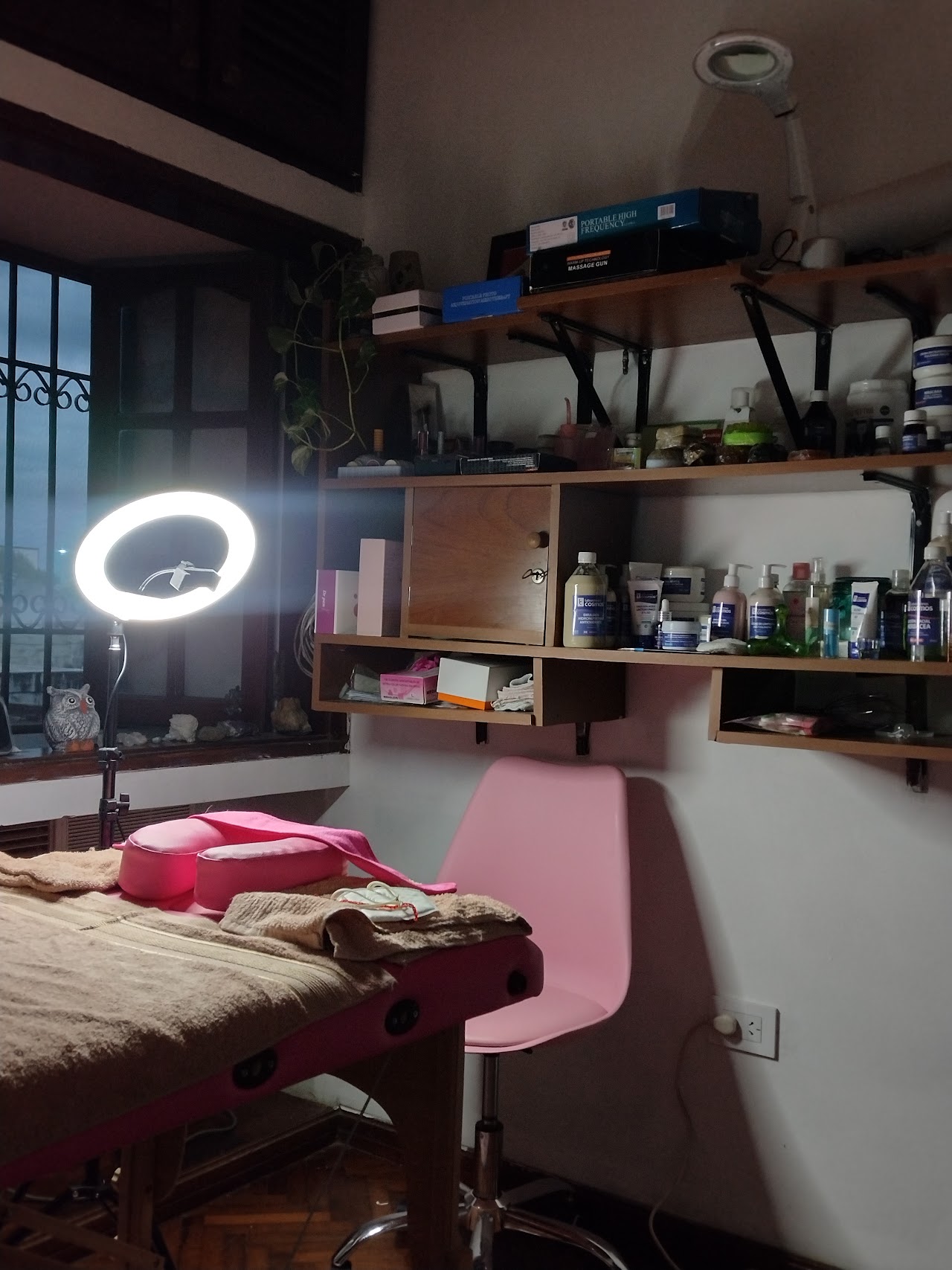 Gabinete de tratamientos faciales con iluminación profesional en el Centro de Estética Laura Andrea